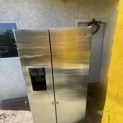 General Electric Refrigerator. Need Handlesforopen De Door 