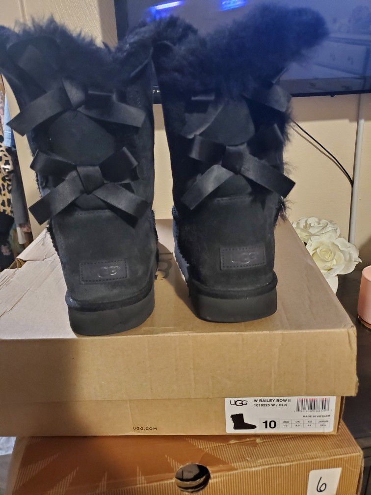 WOMEN SIZE 10 UGGS BLACK WITH BOWS