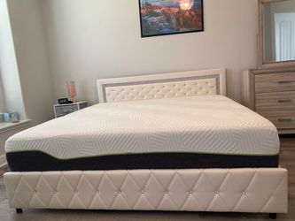 Amazing excellent King bed with mattress, dresser and night stand- Clean- no smell or stain