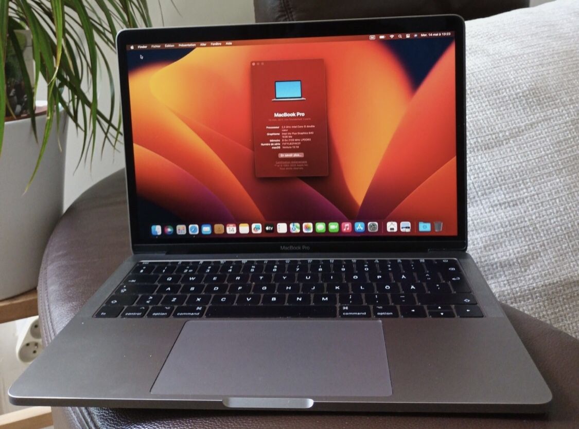 Apple MacBook Pro 15 i7 8750H 2.20Ghz 16GB RAM 500GB SSD 2018 B grade