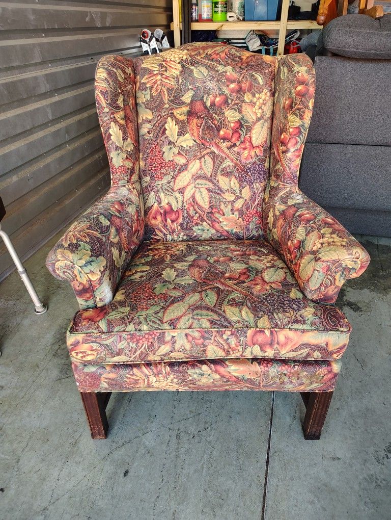 Classic Wingback Accent Chair / Comfy Reading Chair