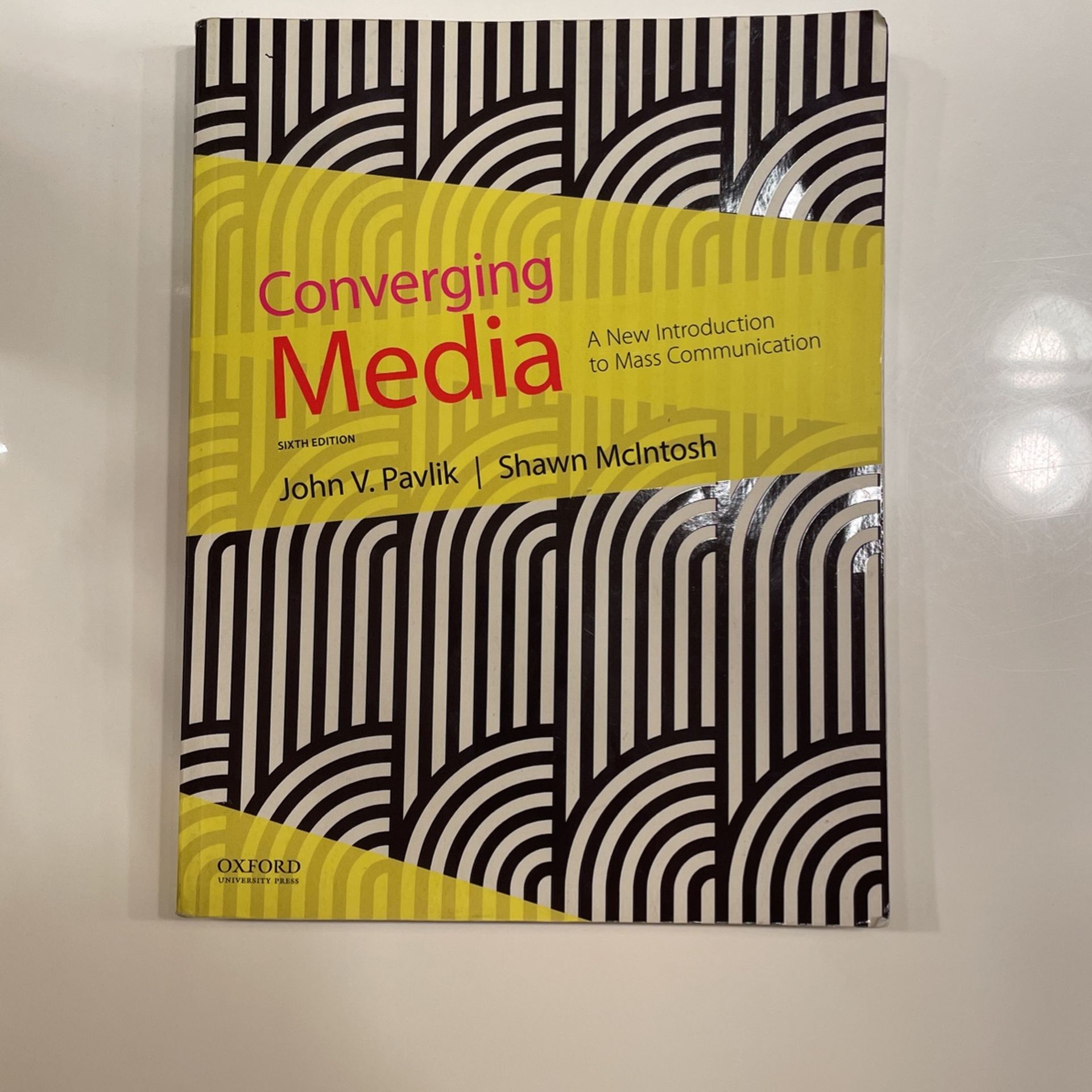 Covering Media - A New Introduction To Mass Communication - Sixth Edition - John V. Pavlik | Shawn McIntosh