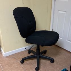 Office Chair With Height Adjuster And 5 Wheels.