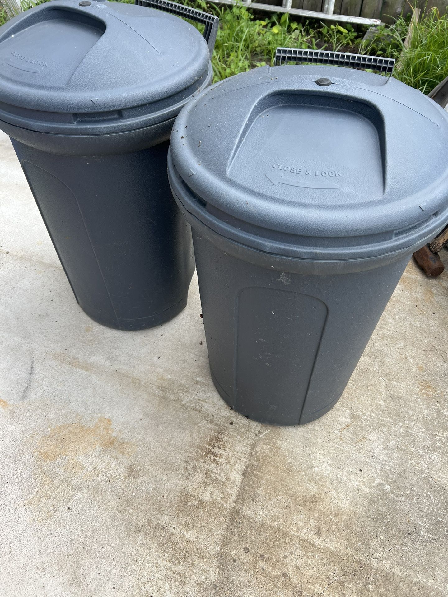 (2) 25-32 Gallon Garage/Outdoor Lid Locking Trash Cans