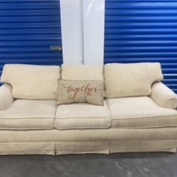 Comfy Clean Pull-out-bed Couch (free delivery)
