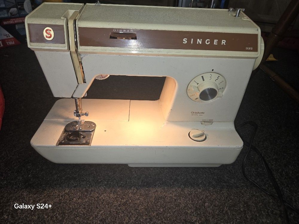 Singer 935 Sewing Machine