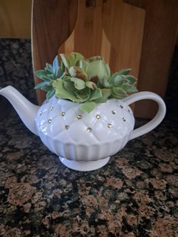 Ceramic tea pot