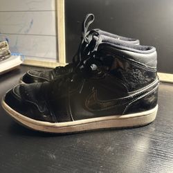 NIKE AIR JORDAN 1 RETRO HIGH BLACK PATENT ****USED SIZE 8****