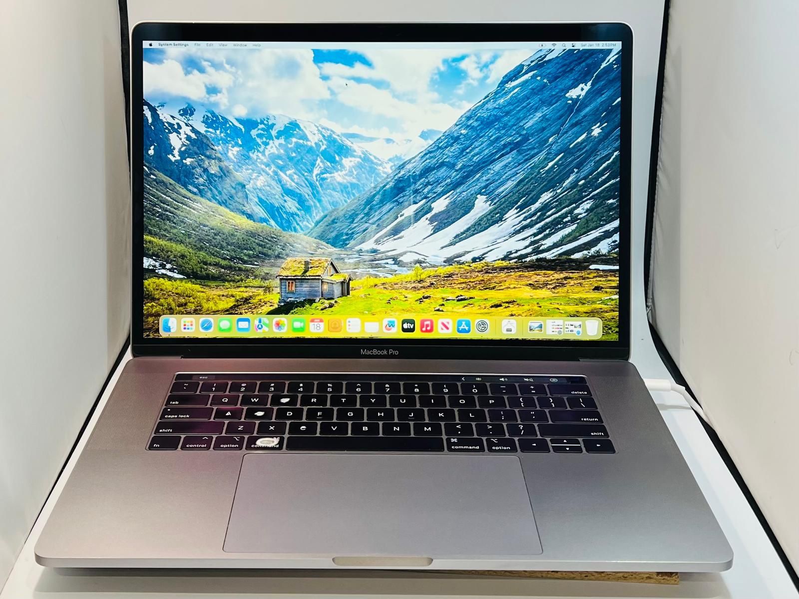 Apple MacBook Pro 2019 15”TouchBar 6-CORE i7 16GB RAM 500GB Radeon Pro 555x 4GB-VRAM
