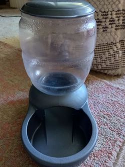 Nice Gravity Pet Food Dispenser.