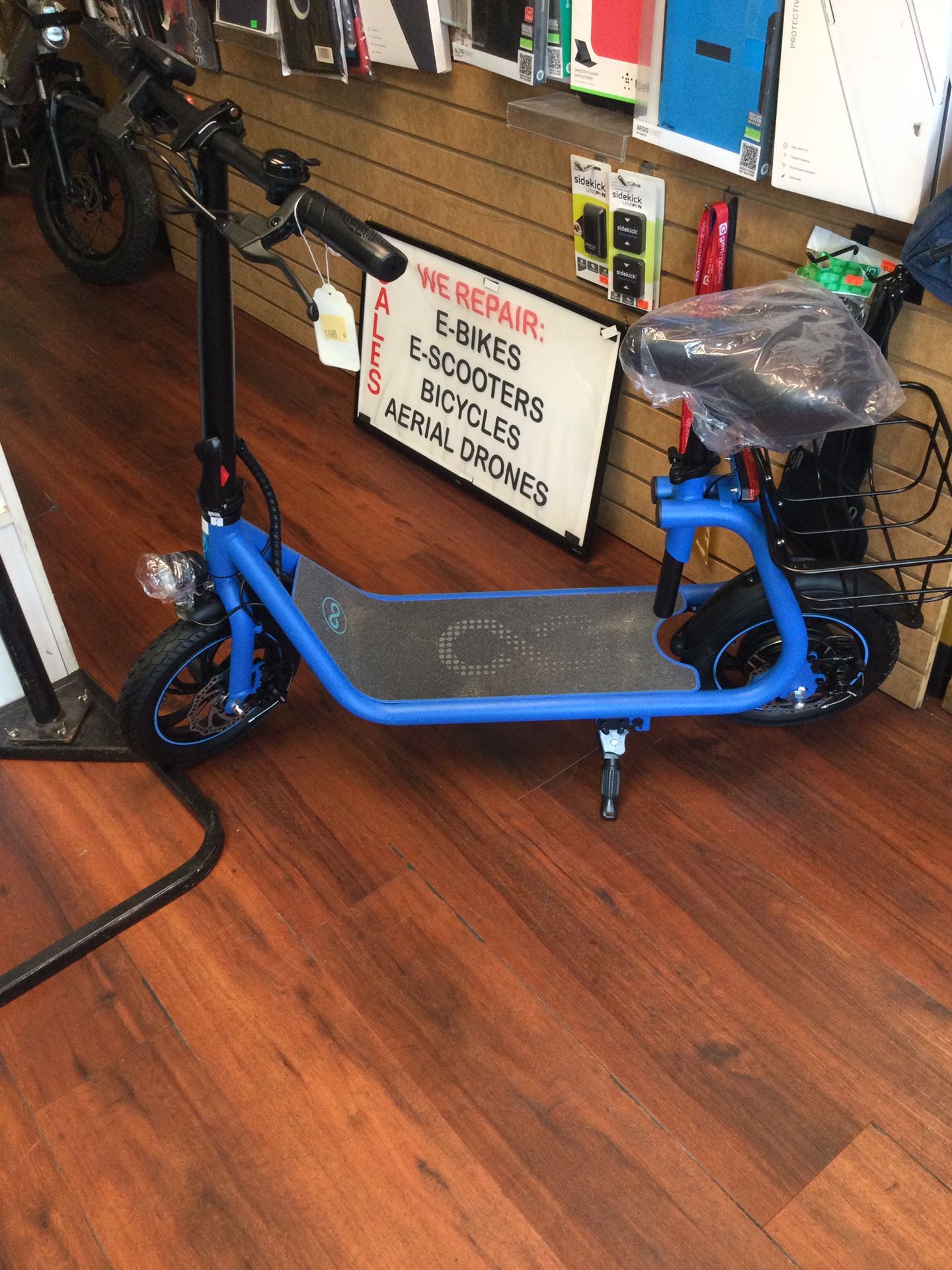 eScooter with seat and basket (new)