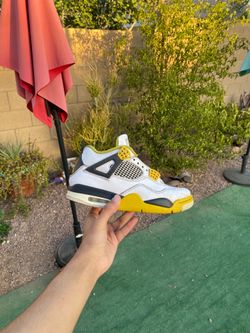 jordan 4 vivid sulfer     6.5 men/ 8 woman