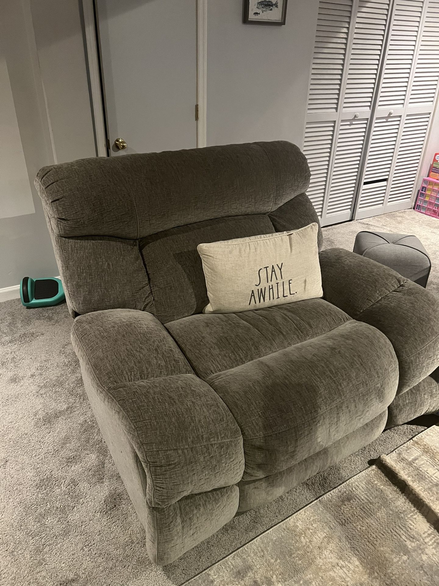 Living Room Set With Motor Recliner 