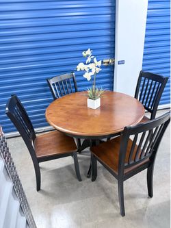 Se vende juego de comedor de madera de 4 sillas usada en perfecto estado por $285