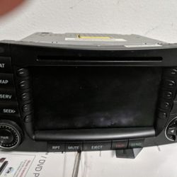 Mercedes Benz Stereo And Head Unit With Navicaton And CD Player Belong To 2006 Model It's Not Working I Did Not Try Fixing It  Probably Easy Fix But I