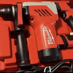 Milwaukee 5.5 Amp 5/8 in. Corded SDS-plus Concrete/Masonry Rotary Hammer Drill Kit with Case