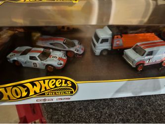 Hot Wheels Premium Collector Gulf Set Diorama