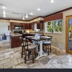 Kitchen Table And 4 Chairs