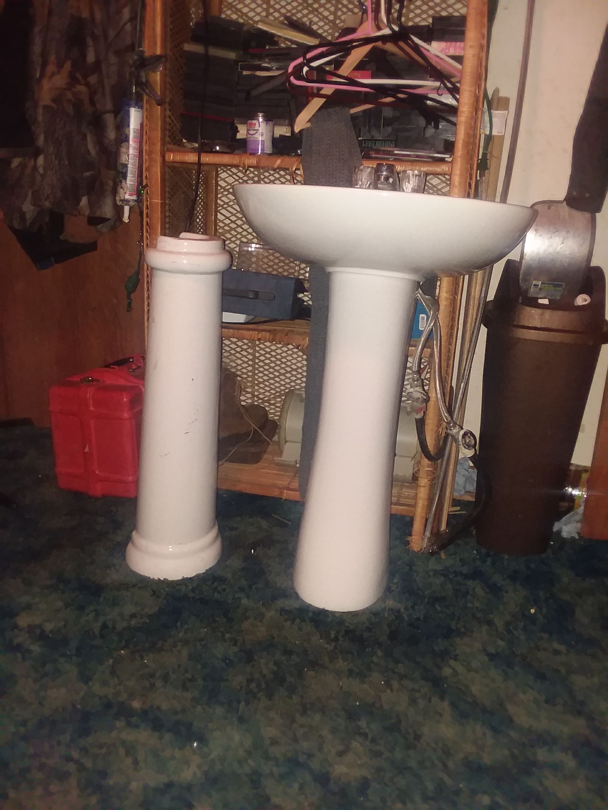 Ceramic sink and 2 pedestals