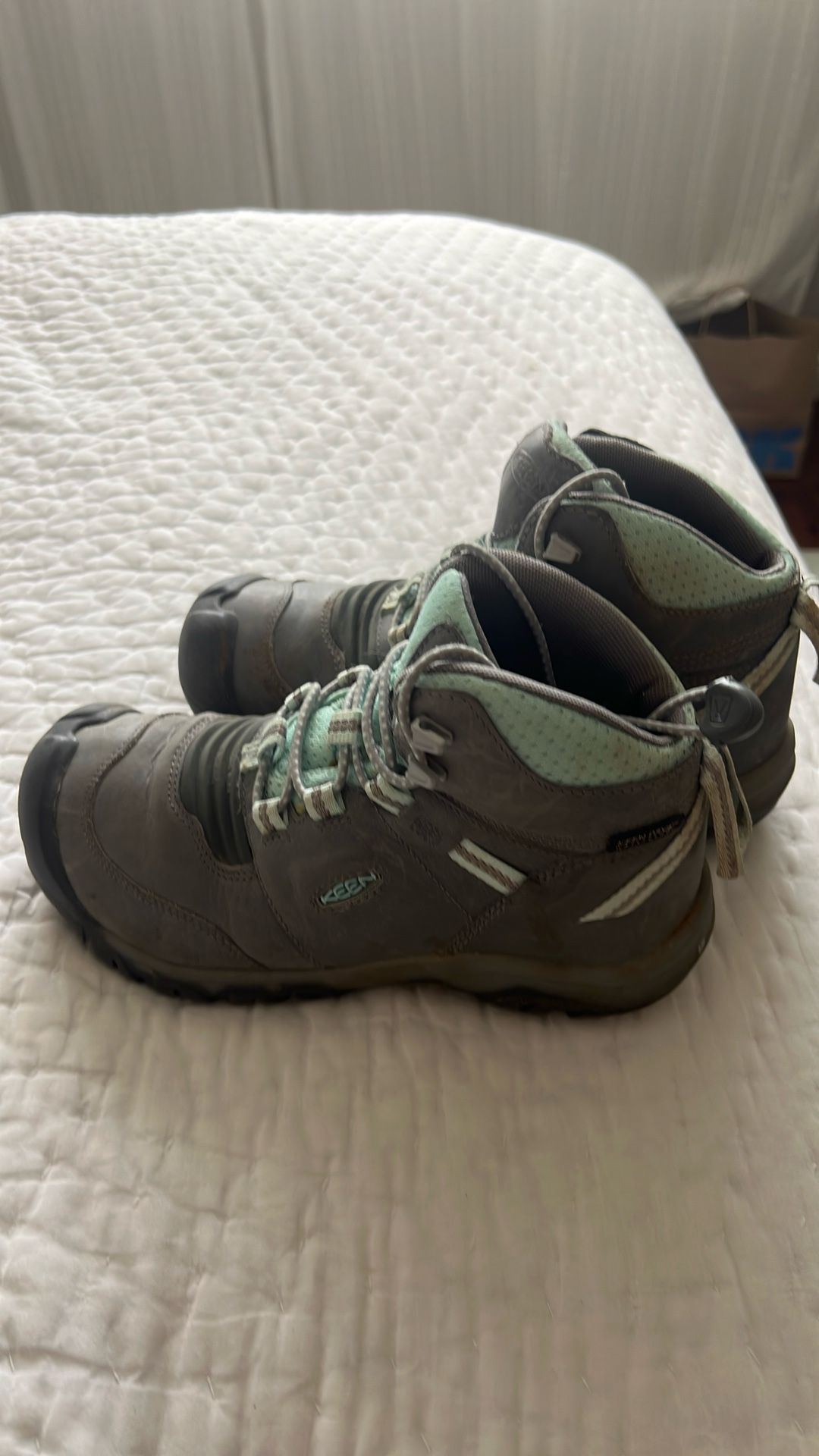 Keen Kids Size 2 Hiking Boots