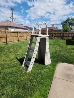 Pool ladder