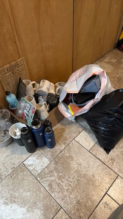 Purses and mugs / cups . Miscellaneous .