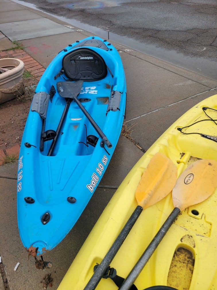 KAYAKS 