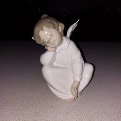 Lladro ANGEL DREAMING #4961 RETIRED