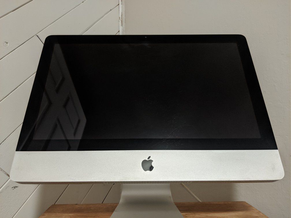 iMac 21.5, Upgraded SSD, and Ram, Near perfect condition
