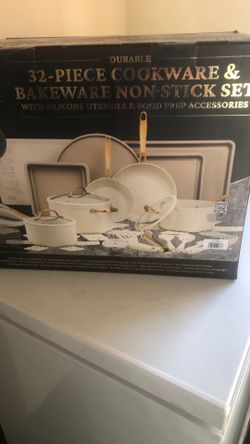 Thyme& Table cookware and bakeware non stick set never open 