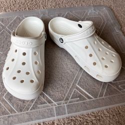 CROCS Classic Clog in White Size 7M 9W Cutout Logo on Side