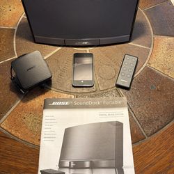 BOSE SoundDock Portable digital music system with remote and manual. Plus a Apple iPod 8 GB