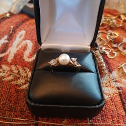 10k Yellow Gold Ladies Ring Size 6 WithCz. Real Peral Very Nice Ladies Ring. 
