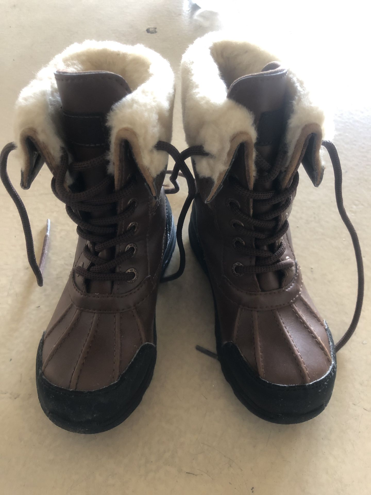 Kids UGG snow boots size 13