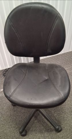 Office chair/desk chair on wheels-black