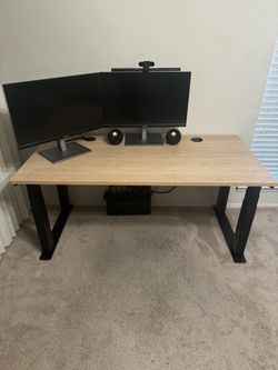 Uplift Maple Electric Standing Desk V2