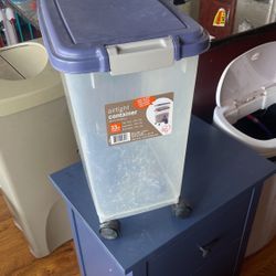 33 QT Pet Food Container