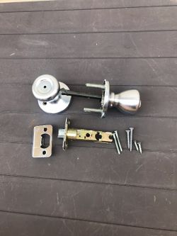 Door knob that locks
