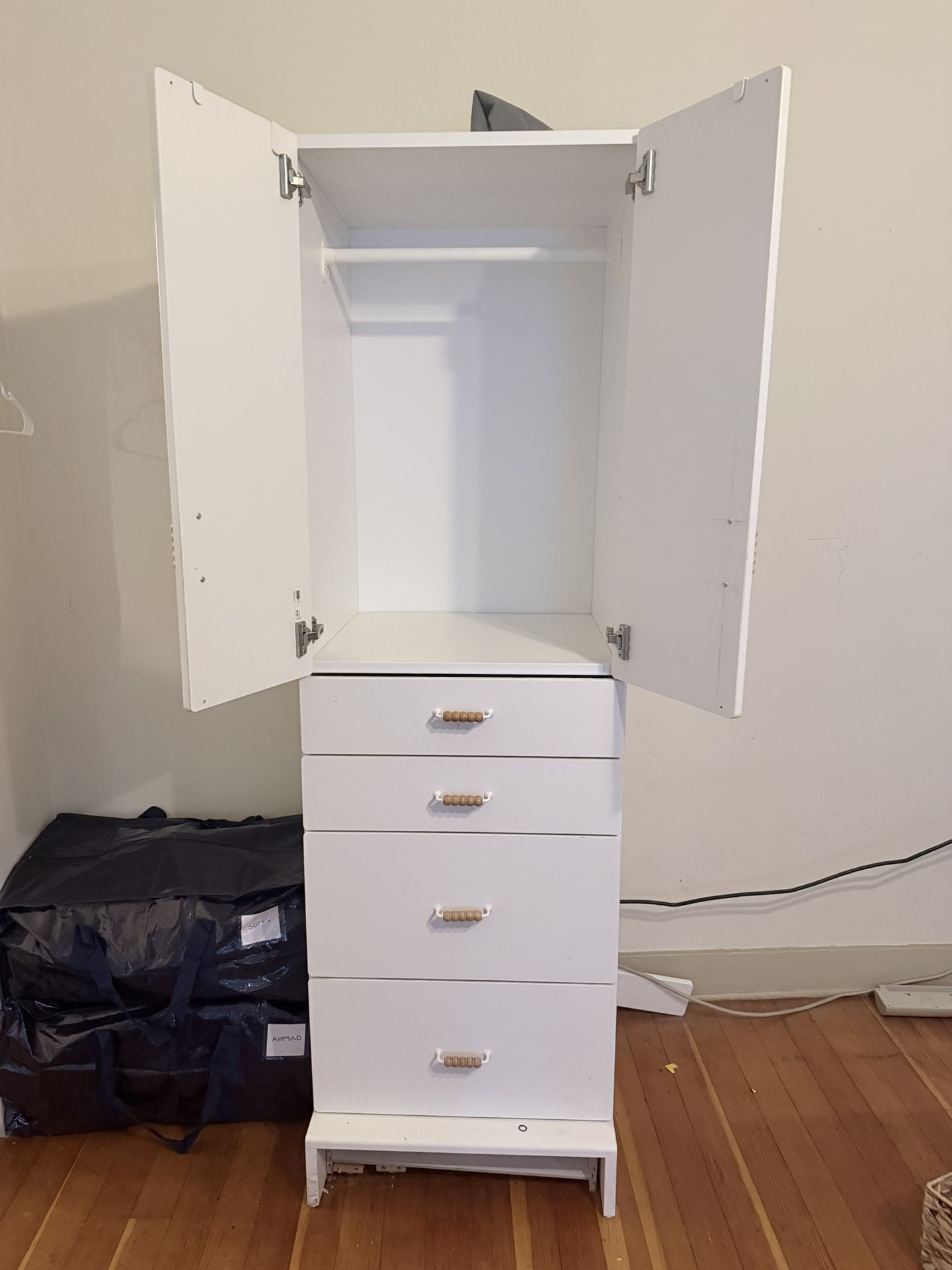 KIDS IKEAS WARDROBE LIKE NEW - SMASTAD / UPPFÖRA