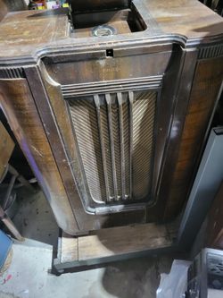 Antique floor model radio, works