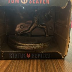 Tom Seaver Replica Statue