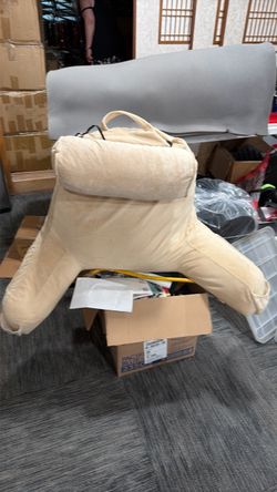 Reading pillow with armrest