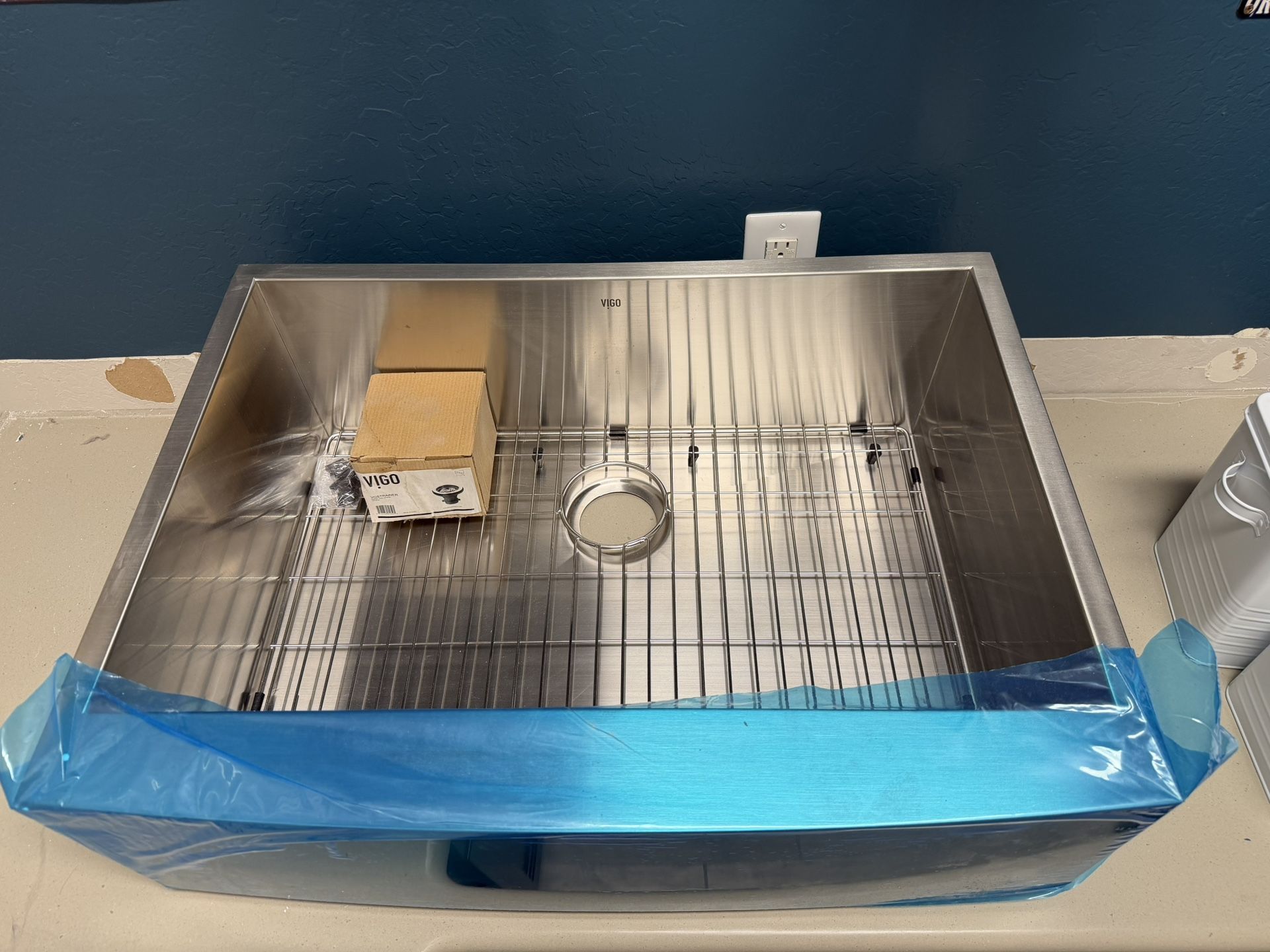 Vigo Stainless Steel Farmhouse Sink