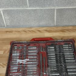 Brand New Milwaukee 106-Piece Ratchet & Socket Set!