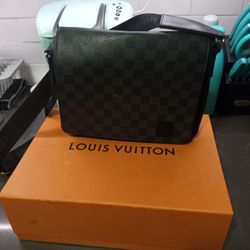 Luis Vuttion Messenger Bag 100% Authentic Great Deal 
