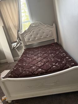 🤍 Full-Size White/Female Bedroom Set – $350 OBO 🤍