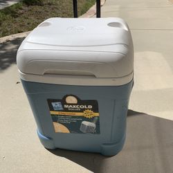Igloo max cold cooler with wheels