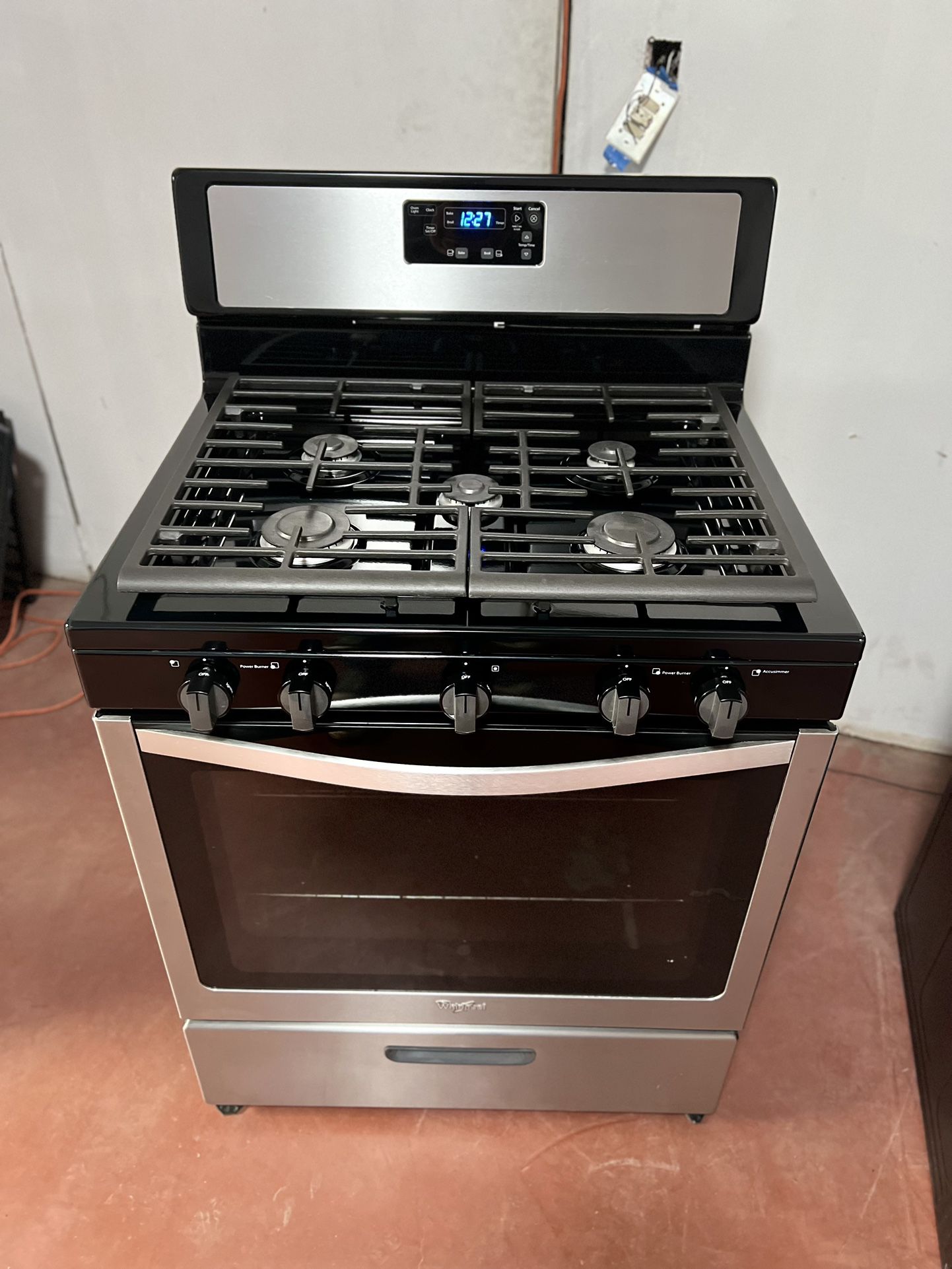 whirlpool gas stove 5 burners in perfect condition working at 💯 delivered to your home and installed with a 3 month warranty