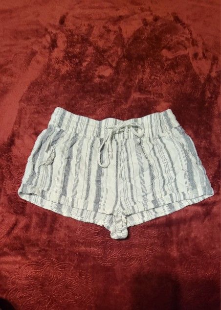 NWOT WOMENS STACCATO SHORTS WHITE AND GRAY STRIPED SIZE S