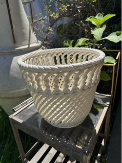Ceramic pot